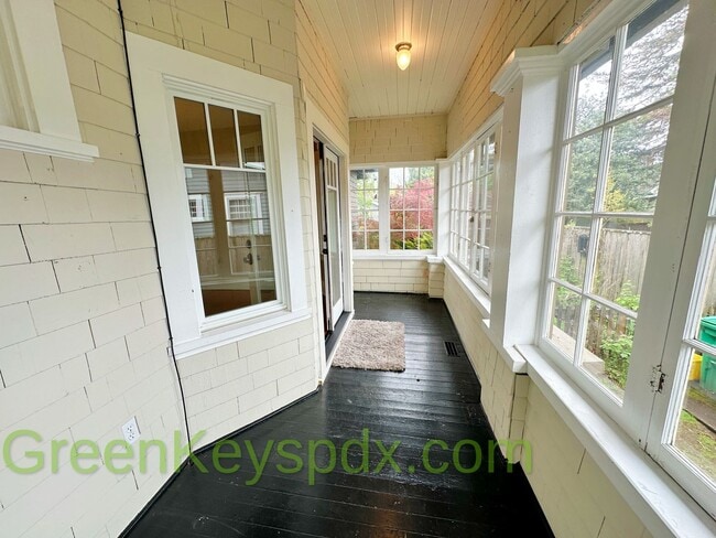 Building Photo - 3-bedroom, 2.5-bathroom Craftsman house in...