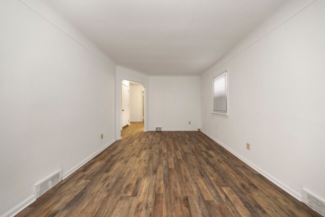 Building Photo - 3 bedroom bungalow $1199/month