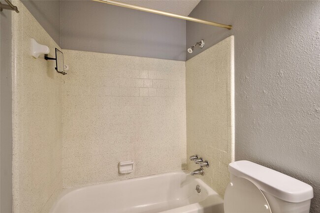 Building Photo - 10810 Parkland Woods Dr