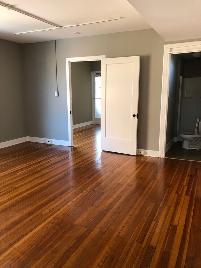 Building Photo - 104 West Chestnut