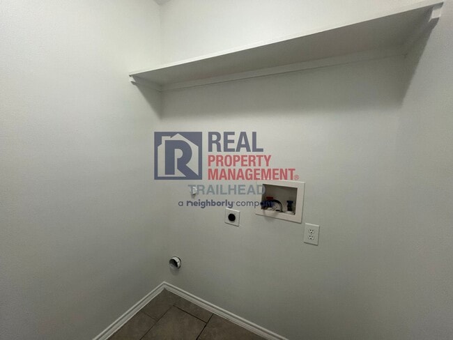 Building Photo - Great Location - 3 Bed/2 Bath - $500 Rent ...