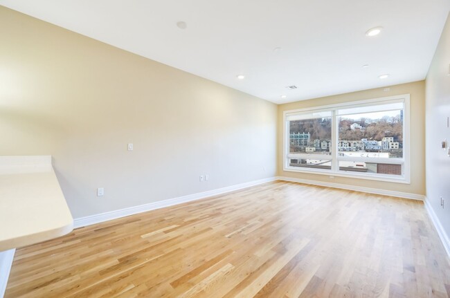 Building Photo - 1/Bedroom at Edgewater's top waterfront lo...