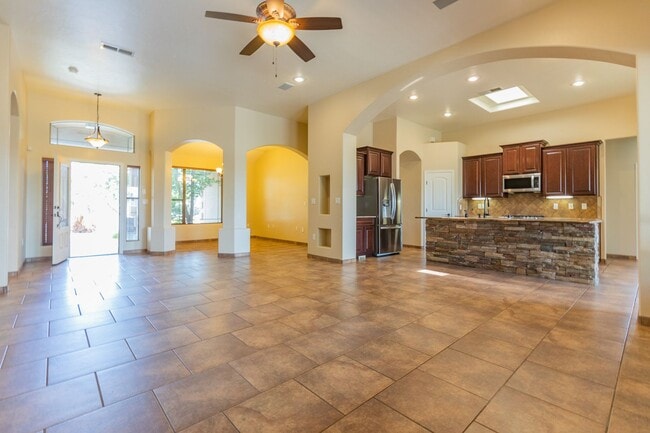 Building Photo - Beautiful Home in the Golf Course Area