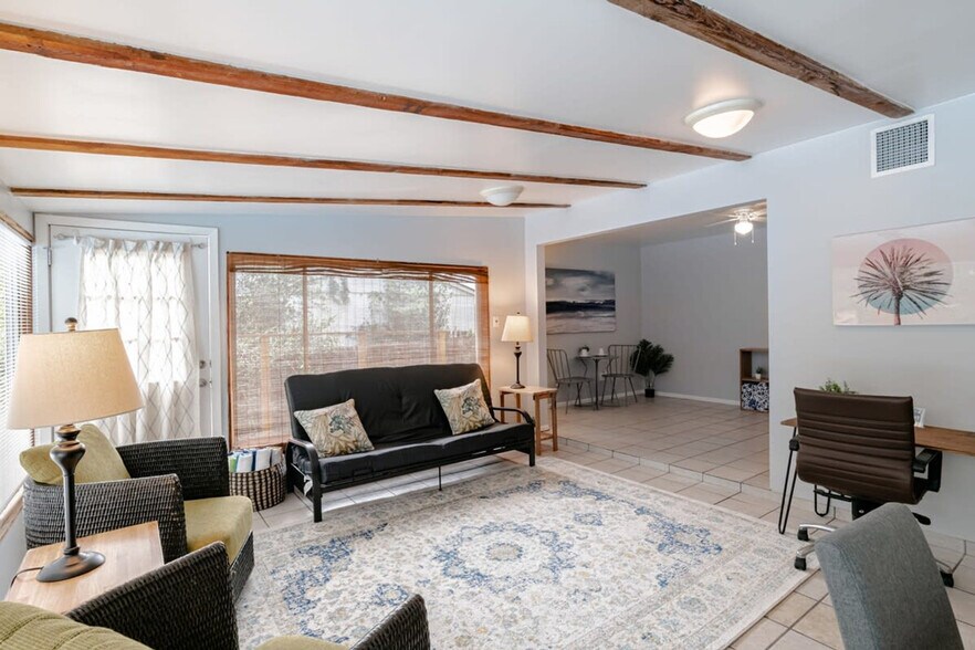 Building Photo - 304 N University Blvd