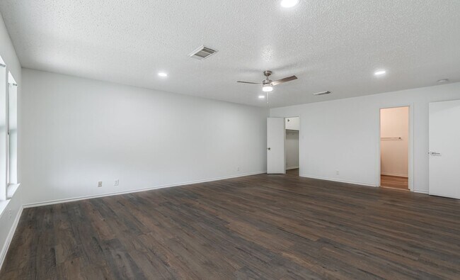 Building Photo - Recently Rehabbed Spacious Two Story in Convenient and Popular Huntington Place