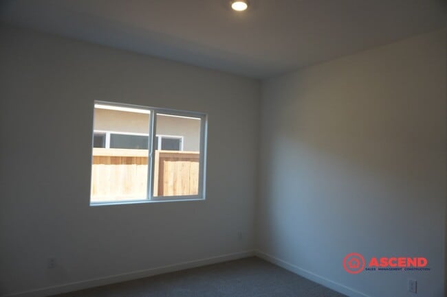 Building Photo - Beautiful 4-Bed Home in Shafter's Gossamer Grove Community – Solar Included!