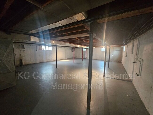Building Photo - 802 E 75th Terrace