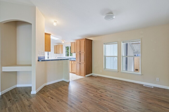 Building Photo - 3BR House Available in Pleasant Valley