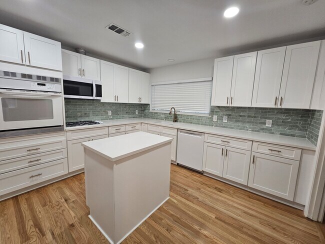 Building Photo - 1518 Lawrence St