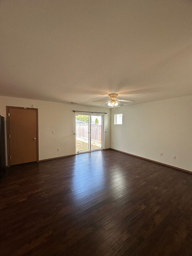 Building Photo - 1449 Burnside Pl