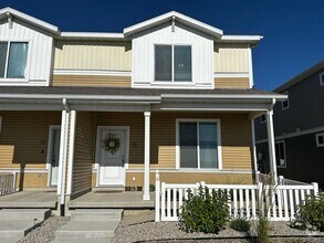 Building Photo - Spacious and Bright Townhome Available Sep...