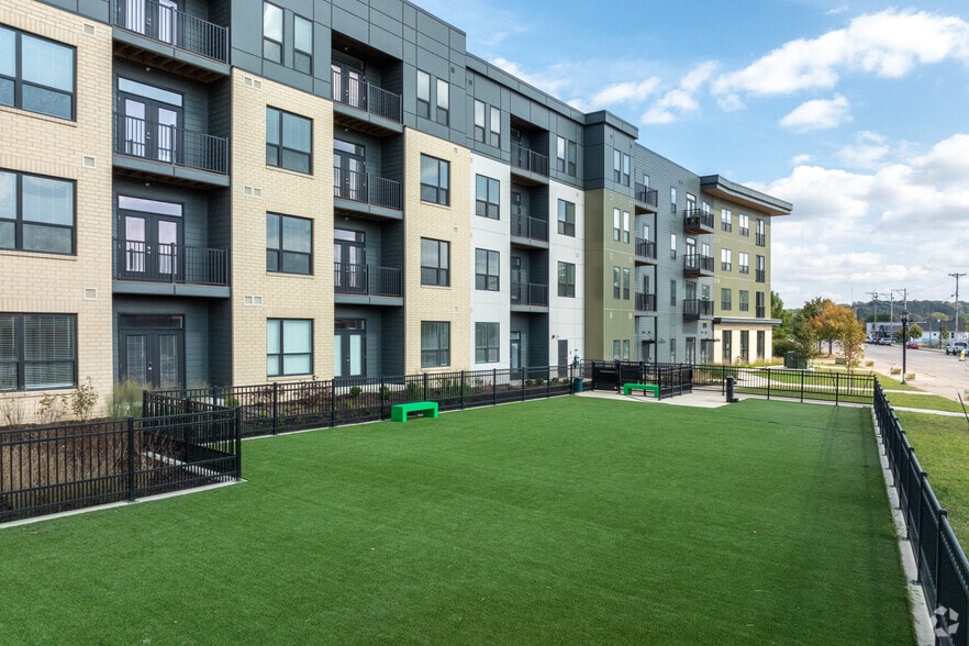 Primary Photo - Blutowne