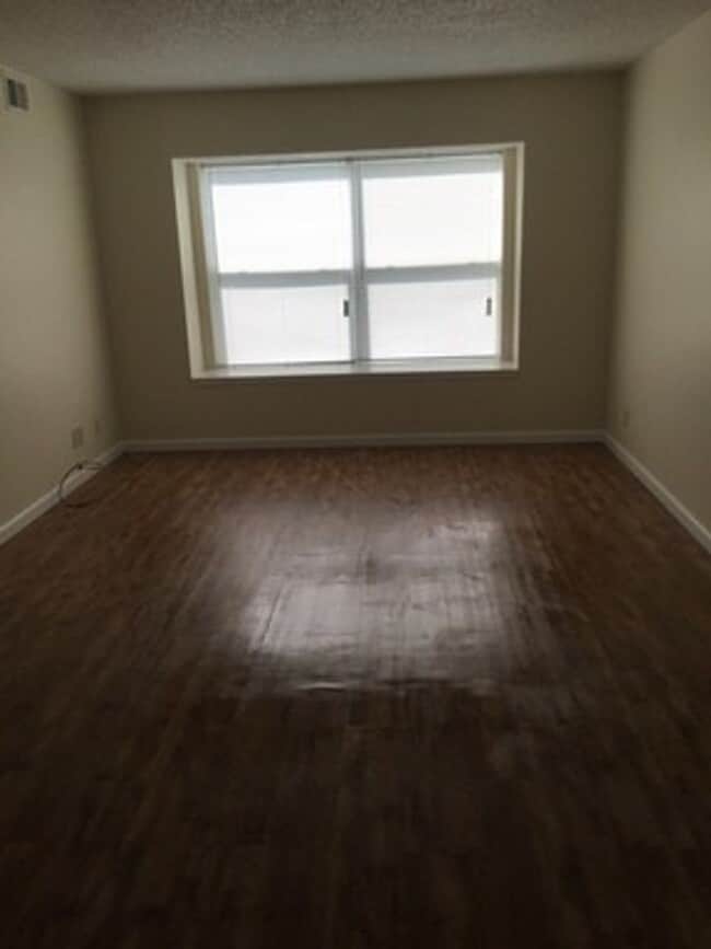 Building Photo - Hollister Apartments