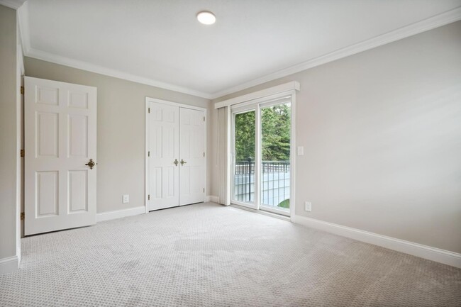 Building Photo - 5721 Londonderry Rd