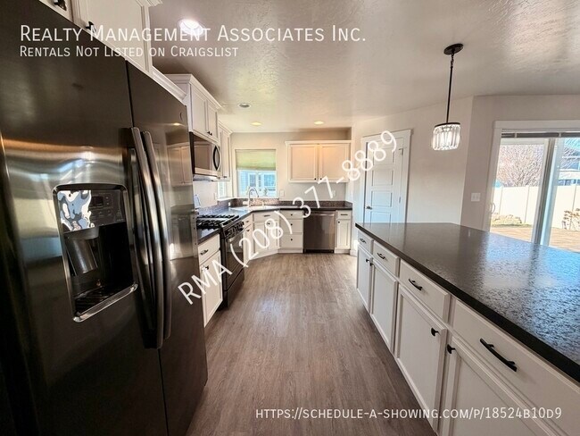 Building Photo - 6059 N Silver Spruce Ave