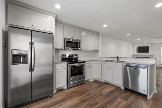 Building Photo - Updated Amazing Townhome