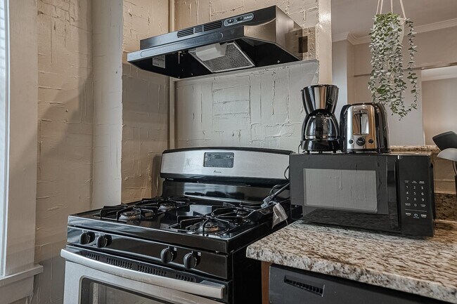 Building Photo - Furnished & Perfectly Located Downtown in ...