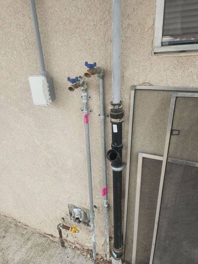 Building Photo - Enjoy this single family home with 3 bedrooms and 1 bathroom near downtown Bakersfield - AVAILABL...