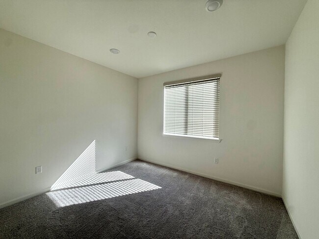Building Photo - 2081 Fuchsia Dr