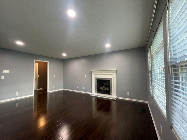 Building Photo - Home For Rent Bellevue.