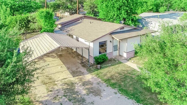 Building Photo - 707 Sprucewood Ln