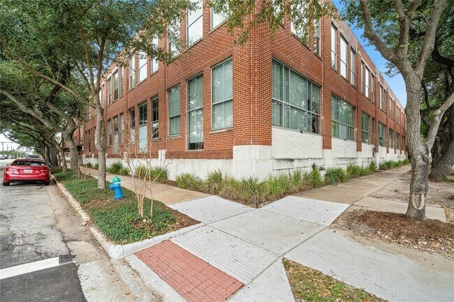Building Photo - 1312 Live Oak St
