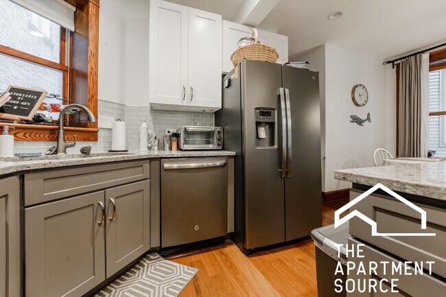 Building Photo - 1019 W Oakdale Ave