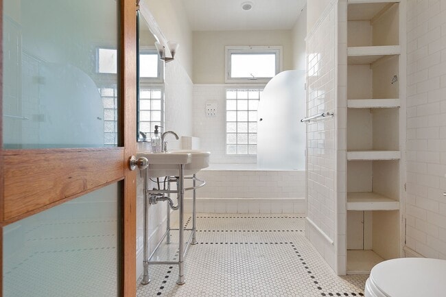 Building Photo - 277 Crown St