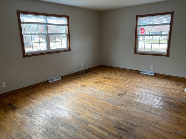 Building Photo - Corner lot; New appliances, New bathroom V...