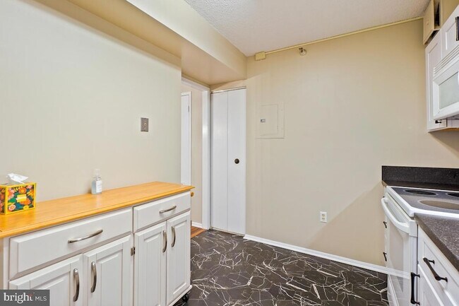 Building Photo - 15101 Interlachen Dr