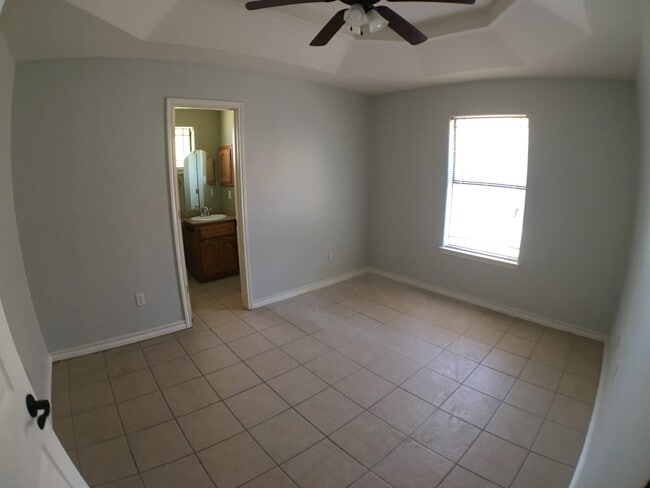 Building Photo - 1206 W Fig Ave