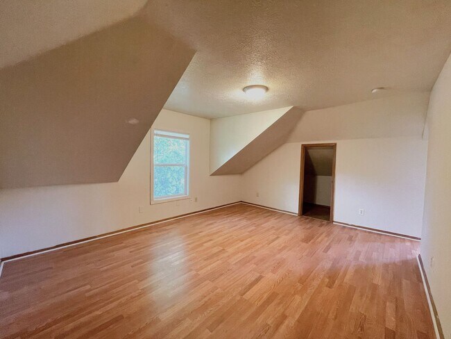 Building Photo - 4713 N Commercial Ave