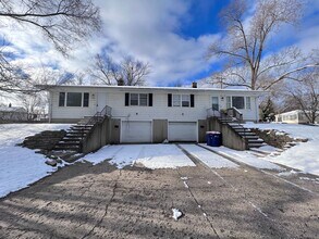 Building Photo - Two Bedroom Duplex on SE Side!