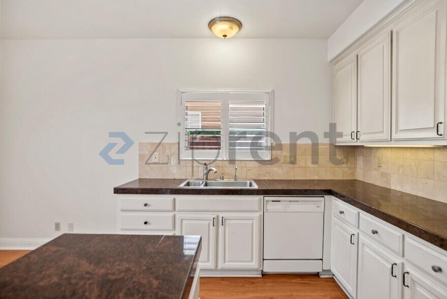 Building Photo - Unit