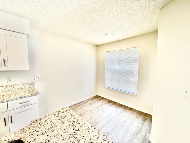 Building Photo - 1065 S Hiawassee Rd