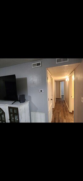 Building Photo - 906 W Lucas St