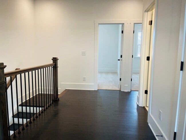 Building Photo - LIKE NEW IN PARK VUE! Townhome located across from Westside Park in Atlanta! MUST SEE!