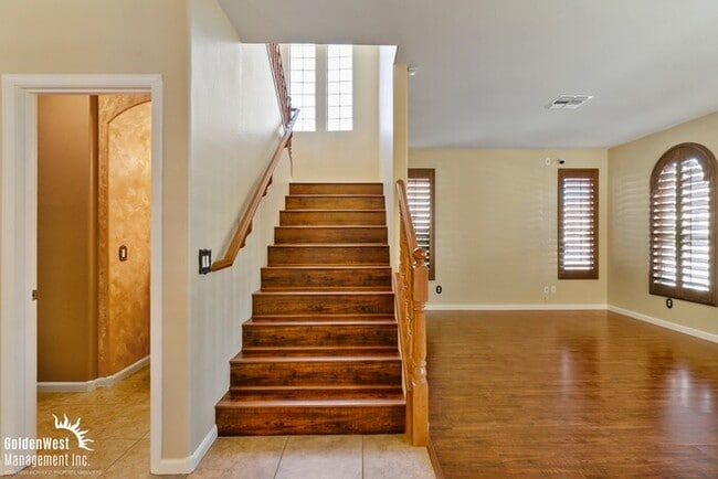 Building Photo - Beautiful 4Bdm 2.5Ba Tuscan-Inspired Home Located in the Norterra Area of Phoenix!