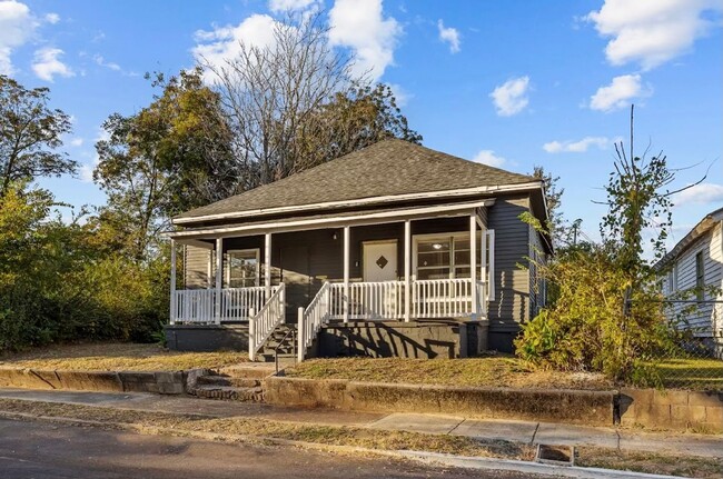 Building Photo - Beautifully Renovated 3 Bedroom 1.5 Bath H...