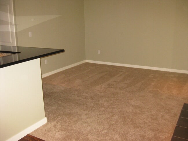 Building Photo - 2 Bedroom Kenmore Condo with Charming Details