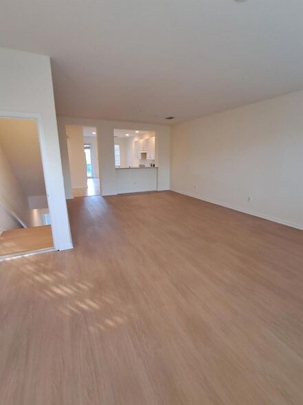 Building Photo - 221 Greenwich Cir