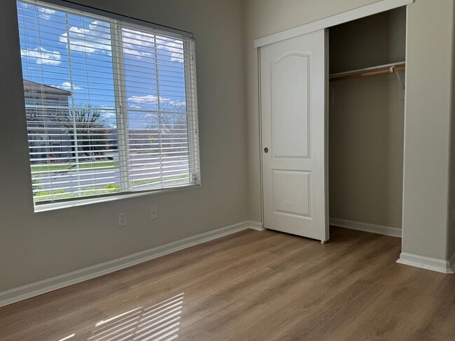 Building Photo - 5 bedroom home in W. Roseville. No carpet!