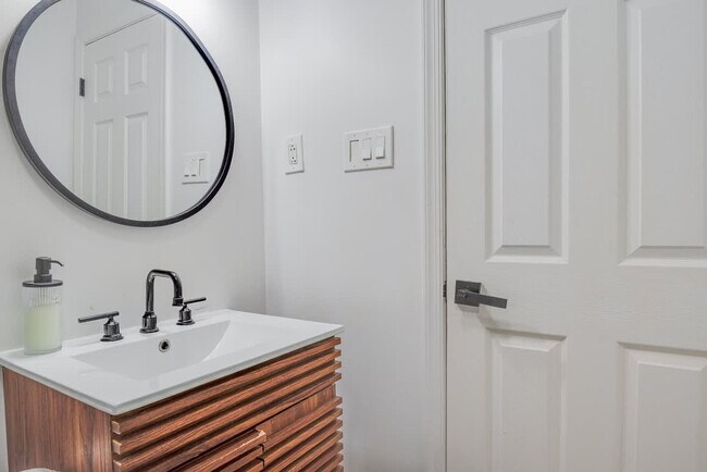 Building Photo - 1255 Raum St NE