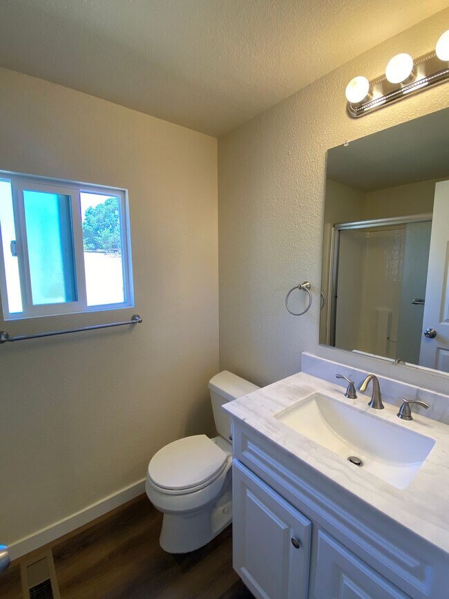 Building Photo - Private, Gated and Views -2 Bdm 2 Bath Gra...