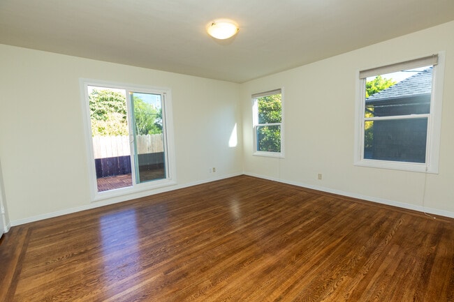 Building Photo - 1030 Ulloa St