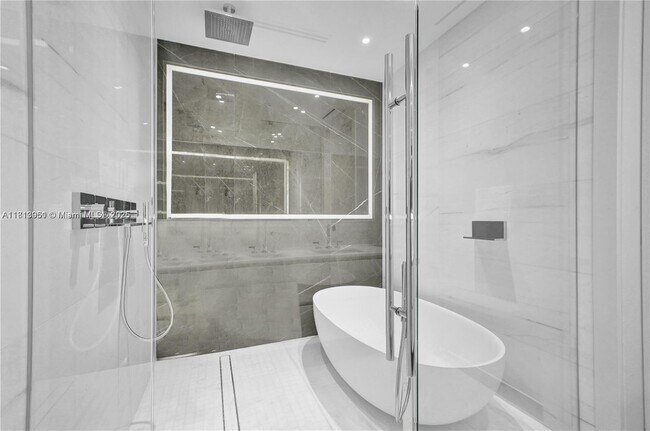 Building Photo - 300 Biscayne Blvd Way