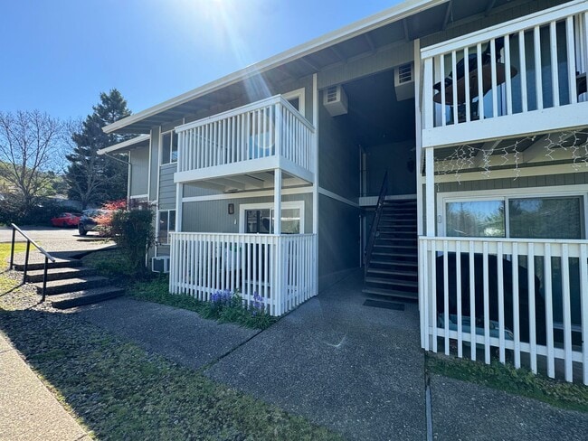 Building Photo - 2 Bedroom Upstairs apartment For Rent Loca...