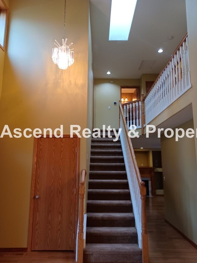 Building Photo - Troutdale 4 Bed Fenced Back 3 Car Garage Y...