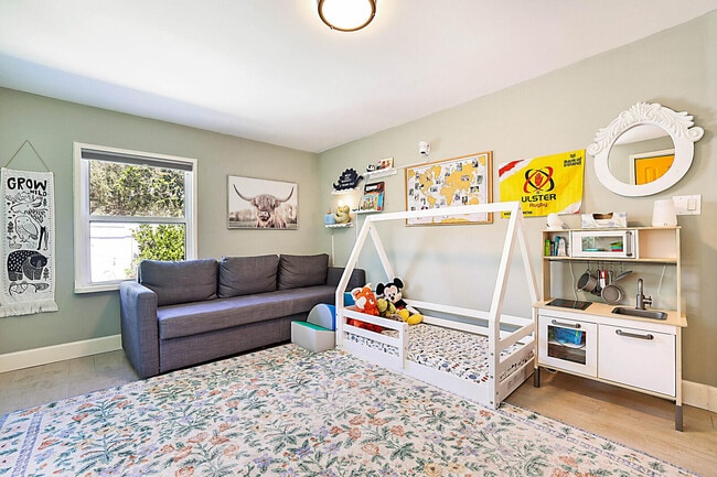 Building Photo - 711 NW 7th Dr