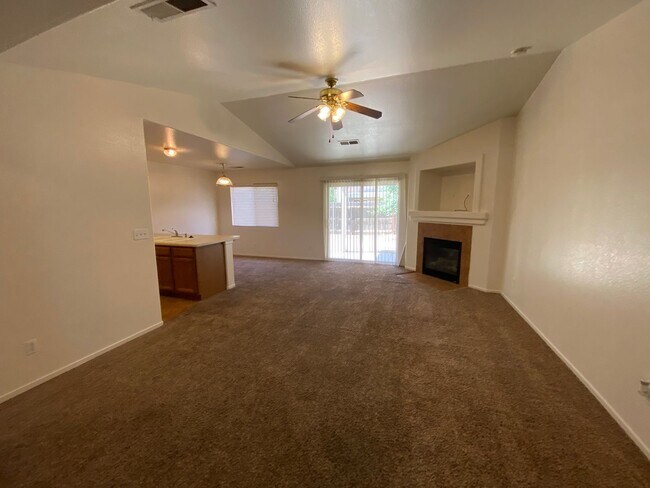 Building Photo - 3848 E Oak Ave